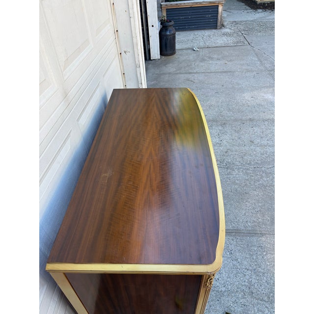 Mid 20th Century French Provincial Dresser | Hollywood Regency Burl Walnut Marquetry & Gilt Bombe Chest For Sale In New York - Image 6 of 11