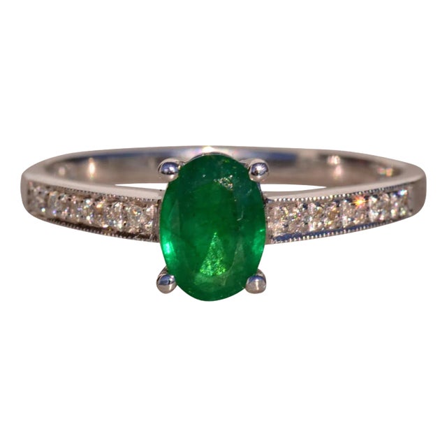 The 42nd Avenue: Emerald and Diamond Ring in White Gold For Sale