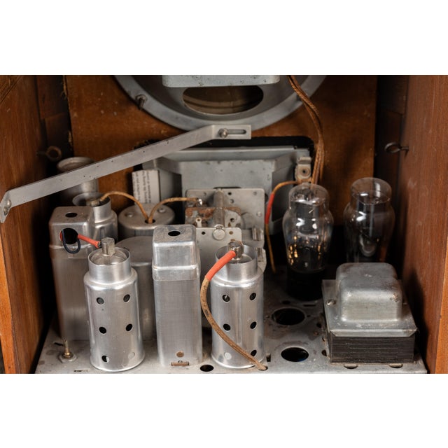 Vintage Model 5-T Radio by R C A For Sale - Image 9 of 10