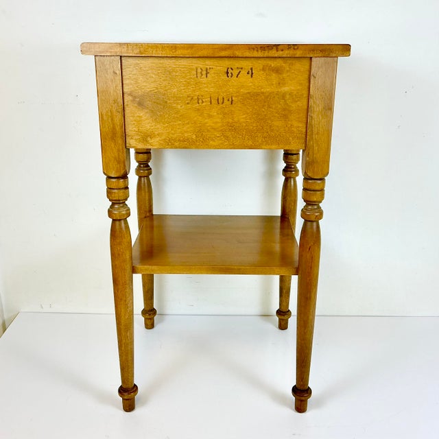 Chestnut 1970s Vintage Ethan Allen Americana Traditional Heirloom Nutmeg Maple Side Table by Baumritter For Sale - Image 8 of 14