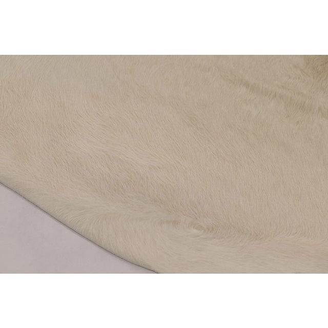Modern Rug & Kilim’s Large Cowhide Rug in Cream White Tones Rug & Kilim Website Title: Rug & Kilim’s Large Cowhide Rug in Cream White Tones For Sale - Image 3 of 8