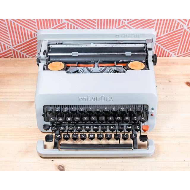 White Olivetti Valentine Typewriter, 1970 For Sale - Image 3 of 13