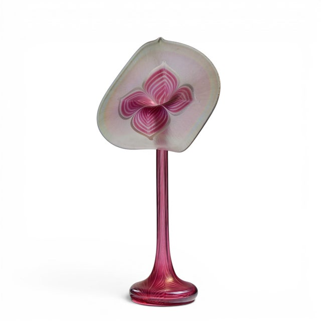 Art Nouveau Stuart Abelman Signed Art Glass Iridescent Pulled Feather Jack-in-the-Pulpit Vase Sculpture For Sale - Image 3 of 6