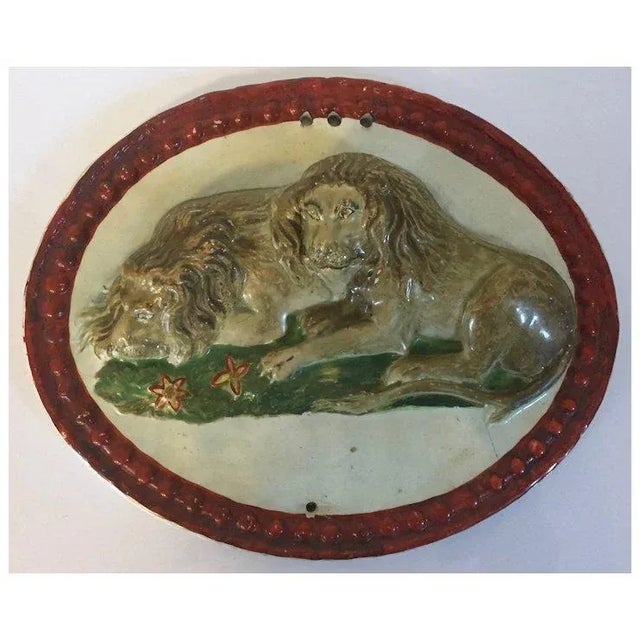 English Antique Early 19th Century English Staffordshire George III Pearlware Prattware Oval Wall Plaque of Two Recumbent Lions Circa 1800 For Sale - Image 3 of 9