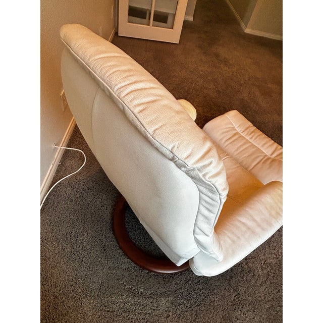 Mid 20th Century Scandinavian Ekornes Stressless Lounge Chair and Ottoman in White Leather & Rosewood For Sale - Image 17 of 18