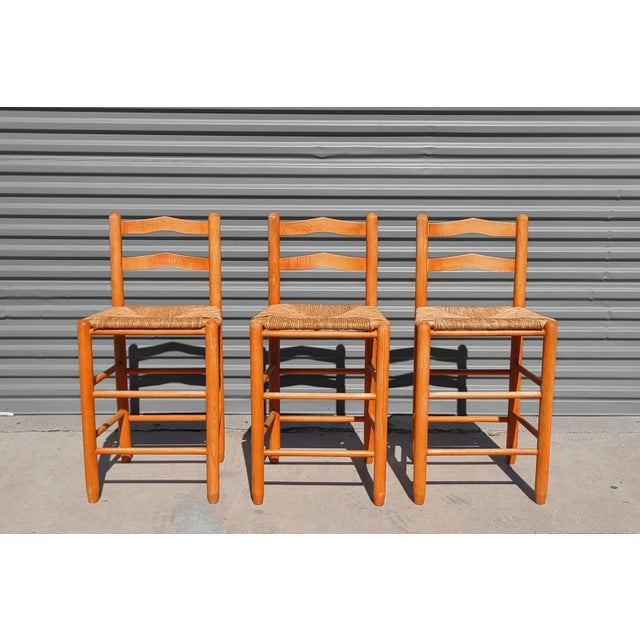 American Set of 3 Post Modern Rush and Oak Barstools, 1980s For Sale - Image 3 of 7