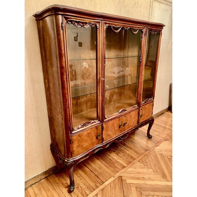 Italian Chippendale Display Cabinet in Walnut Burl – 1960s with Original Carvings and Keys Elegant Chippendale style...