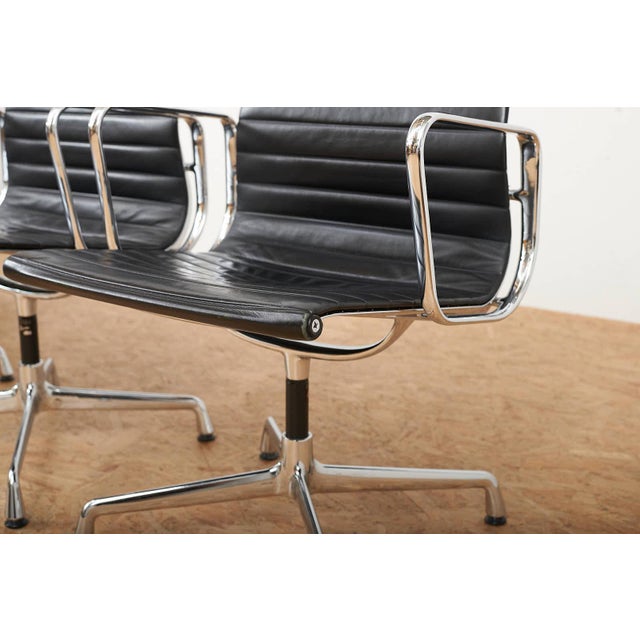 Swivel Chair EA 104 in Chrome-Plated Aluminum and Black Leather Upholstery by Ray and Charles Eames for Vitra, 1958 For Sale - Image 6 of 18