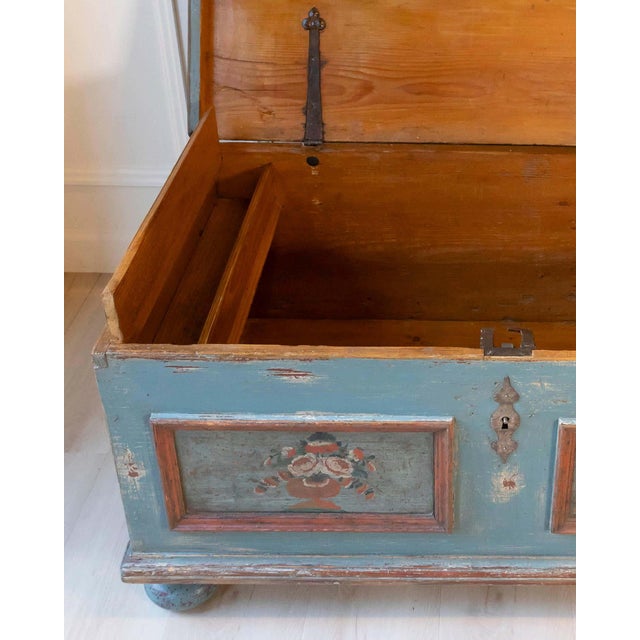 Early 19th-Century Alpine Painted Chest in Fir with Floral Decoration For Sale - Image 13 of 14
