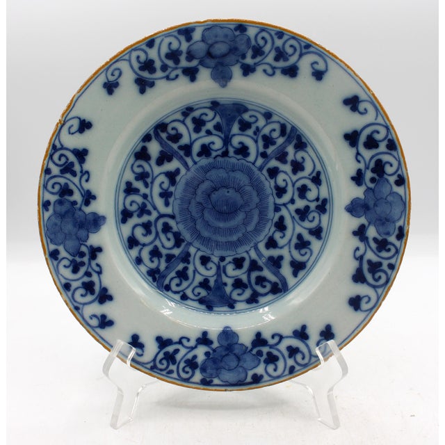 Traditional Pair of Late 18th Century Peony Medallion Delft Plates For Sale - Image 3 of 9