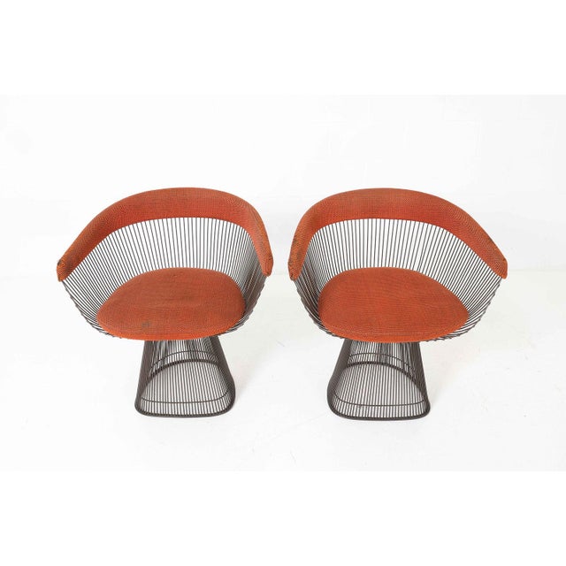 A pair of iconic Warren Platner for Knoll circa 1970s armchair / dining chairs. Pair of armchairs or dining chairs in...