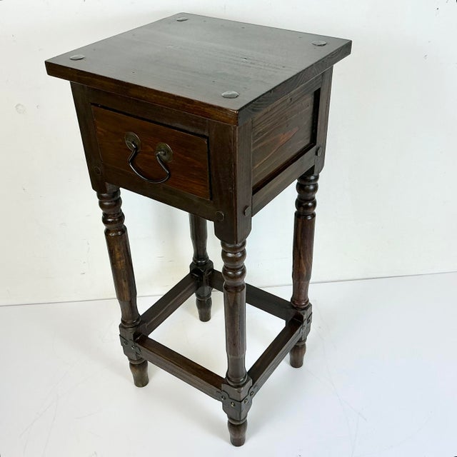 Coffee 1970s Vintage Arts & Crafts Farmhouse Federal Pine Drinks Table After Ethan Allen Old Tavern. For Sale - Image 8 of 15