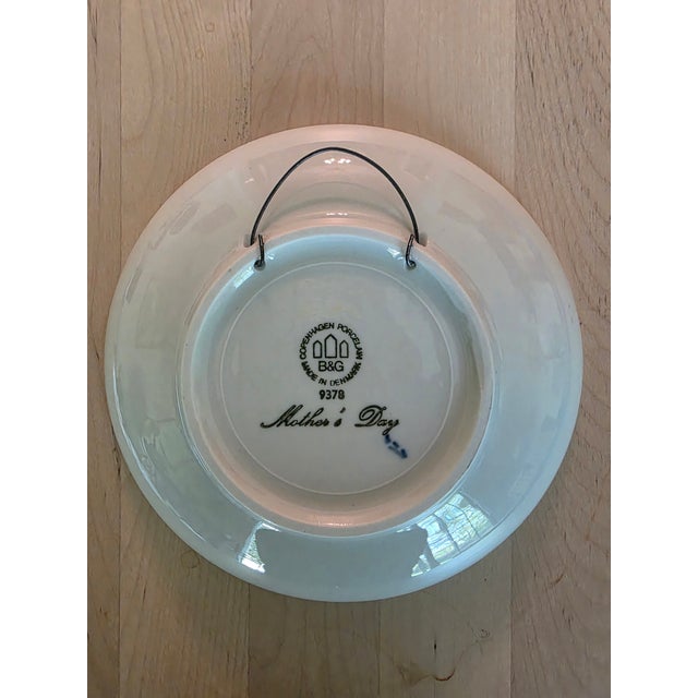 A gift for mom or a birthday : this vintage decorative collectible plate from Bing and Grondahl depicting a grebe and her...