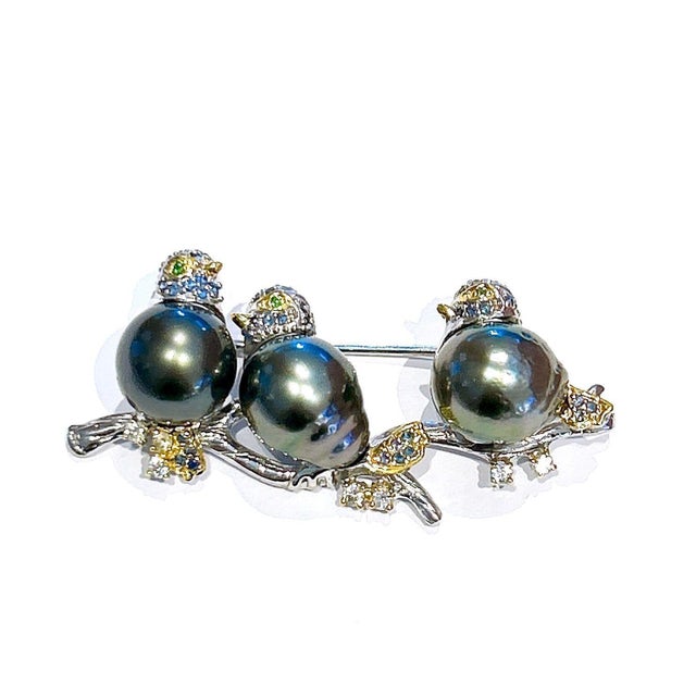 Bochic “Orient” Vintage Sapphire & Black South Sea Pearl Brooch Set In 18K & Sil For Sale - Image 4 of 9