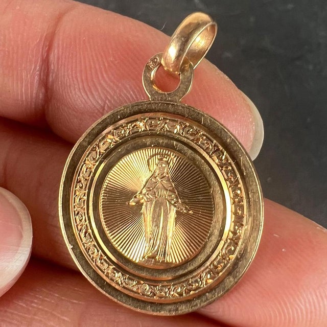 Antique French Engraved Virgin Mary 18 Karat Rose Gold Religious Medal Pendant, 1890s For Sale - Image 5 of 17