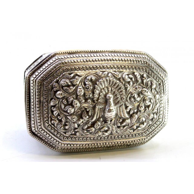 Octagonal Silver Box with Engravings, Peacock Relief and Central Garlands For Sale - Image 5 of 9