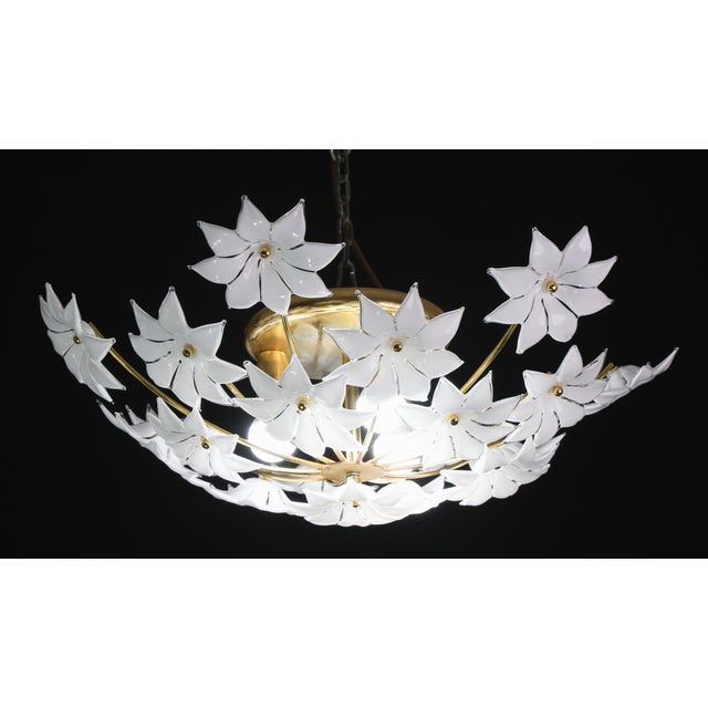 Vintage Murano glass chandelier full of white flowers. The chandelier has 3 light points with E14 connection, possible to...