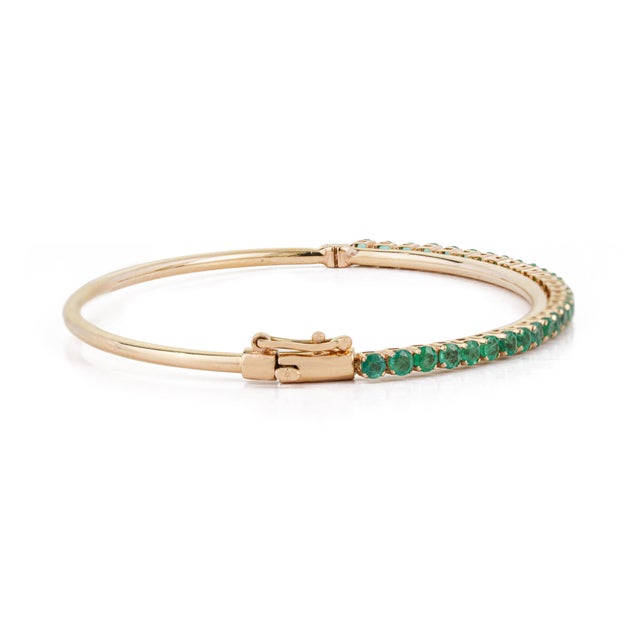 Metal Modern 1.86ct Round Cut Emerald Tennis Bangle Bracelet in 14k Yellow Gold For Sale - Image 7 of 17