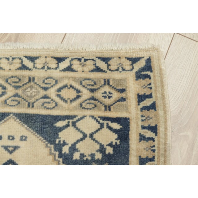 Traditional 1980s Turkish Cream Medallion Handmade Rug For Sale - Image 3 of 8