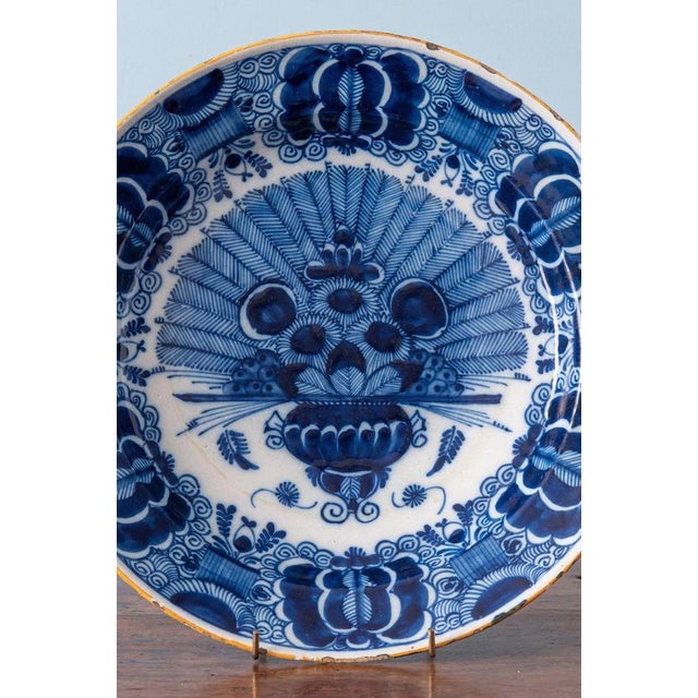 Diameter: 31 cm Height: 6 cm Minor wear and glaze losses to the edge, commensurate with age. Otherwise, very good...