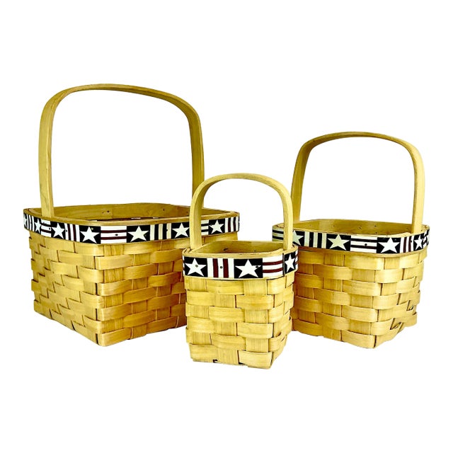 1980s Vintage Boho Chic Americana Arts & Crafts Maple Slat Holiday Accent Baskets - Set of 3 - 4th of July For Sale