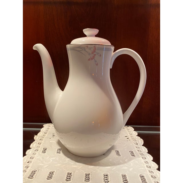 Late 20th Century Royal Doulton “Pink Carnation” English Bone China Large Coffee Server With Elegant Shapes, Design & Platinum Trims. For Sale - Image 10 of 10
