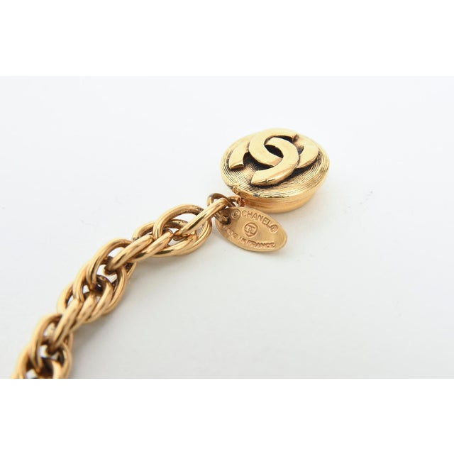 1980s Chanel 1980's Gold Plated & Gilt Metal Chain Knotted Necklace With Faux Nacre Pearls For Sale - Image 5 of 8