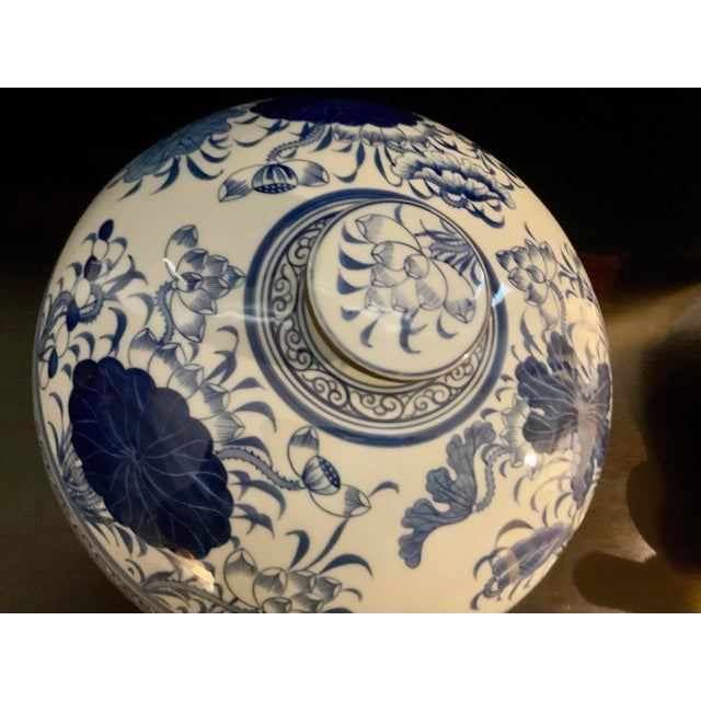 Chinese Vintage Chinese Blue and White Porcelaine Bowl With Lid For Sale - Image 3 of 12