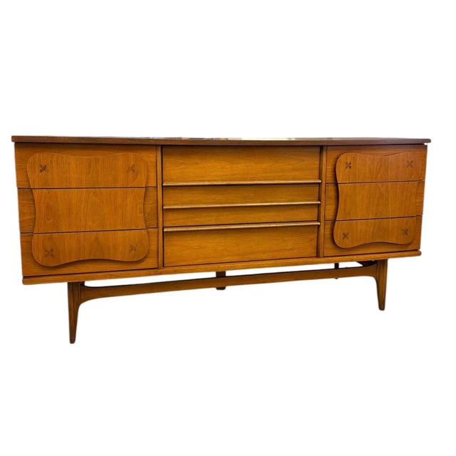 Brown Vintage Bassett Monterey Mid-Century Modern Walnut 5-Drawer and 9-Drawer Dresser Set With Rosewood ‘X’ Inlays by Leo Jiranek Circa 1963 For Sale - Image 8 of 11