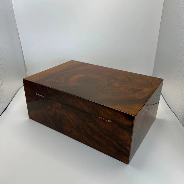 Biedermeier Box in Walnut Veneer on Maple, Austria, 1840s For Sale - Image 4 of 18