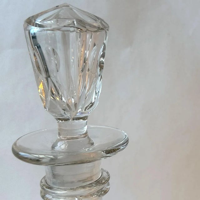 Transparent English Mid Victorian Cut Glass Tall Neck Decanters - A Pair For Sale - Image 8 of 11