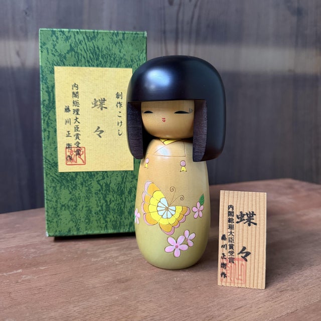This refined sōsaku kokeshi is an elegant object with a calm, quiet presence. Afmetingen: hoogte 15 cm, diameter 7 cm. The...