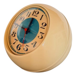 Space Age Italian Table Clock in Cream Plastic, 1970s For Sale