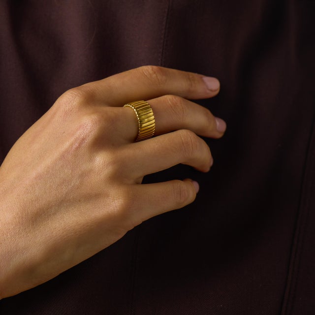 1980s Vintage 18k Yellow Gold Tubogas Style Band, Size 7 For Sale - Image 5 of 6