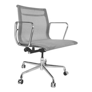 Modern Herman Miller Eames Aluminum Group Chair For Sale