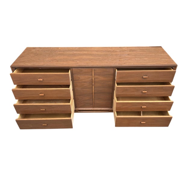 Sienna 1960s Mid-Century Modern Walnut 9 Drawer Dresser Sculpted Pulls Long Credenza For Sale - Image 8 of 14