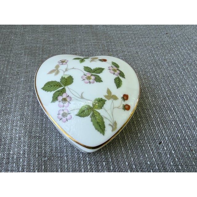 English Vintage Wedgwood Floral Strawberry Porcelain Heart Trinket Box For Sale - Image 3 of 12