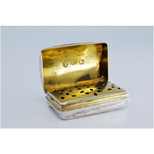 Gold George III Curved Silver and Gold Vinaigrette Box with Lid Engraving For Sale - Image 8 of 11