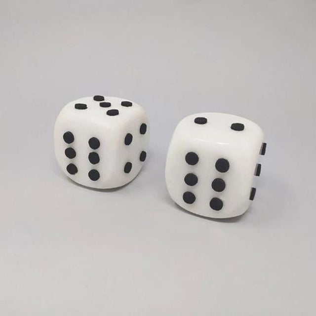 1970s. Stunning pair of big Italian dices in white marble, in excellent conditions. Made in Italy. Dimensions: 2,75 x 2,75...