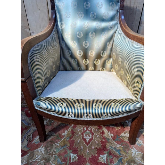 Empire period armchair - Bergère in walnut, upholstered in patterned silk. Very good overall condition. Seat height 45 cm