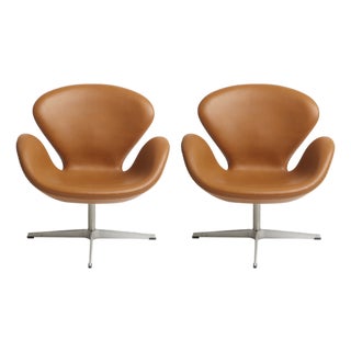 Vintage Swivel Swan Chairs in Cognac Leather by Arne Jacobsen for Fritz Hansen, 1950s, Set of 2 For Sale