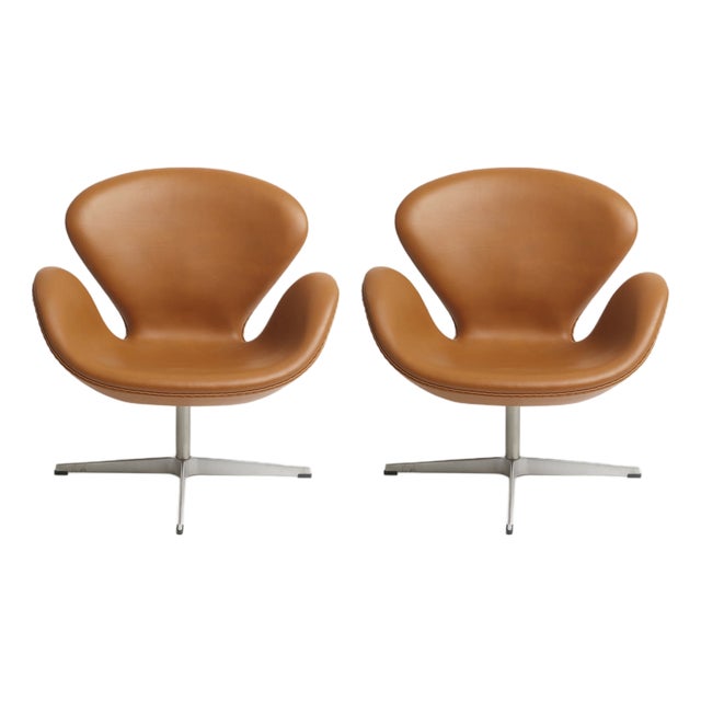 Vintage Swivel Swan Chairs in Cognac Leather by Arne Jacobsen for Fritz Hansen, 1950s, Set of 2 For Sale