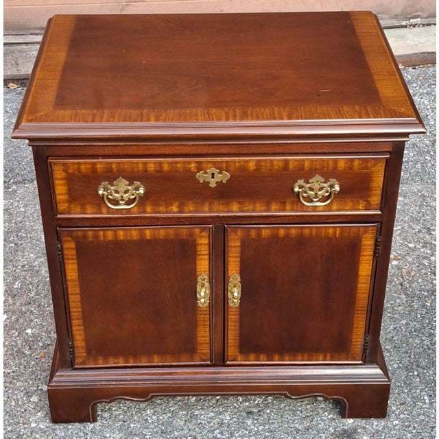 Late 20th Century Drexel Chippendale Style Cross-Banded Mahogany Bedside Side Table For Sale - Image 5 of 11