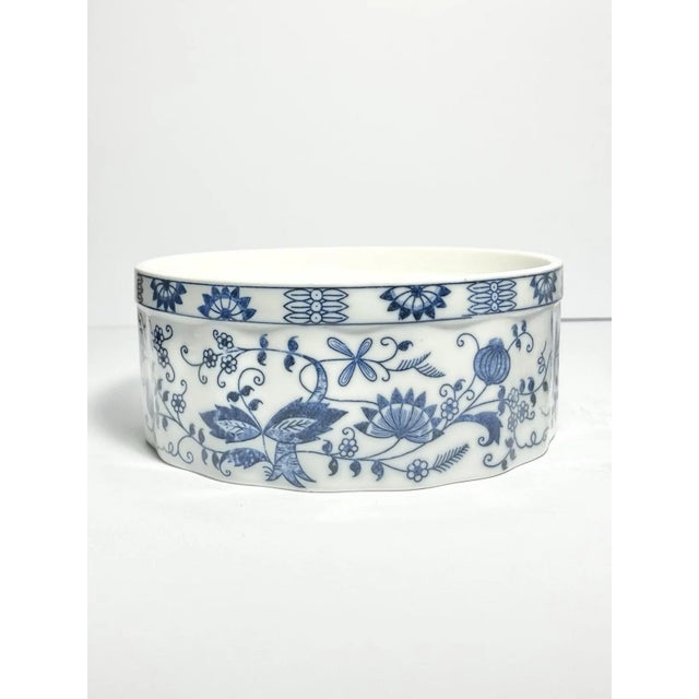 Ceramic 1980s Seymour Mann, Vienna Woods “Blue Onion” 2 Ceramic Round Casserole Soufflé Dishes For Sale - Image 7 of 7