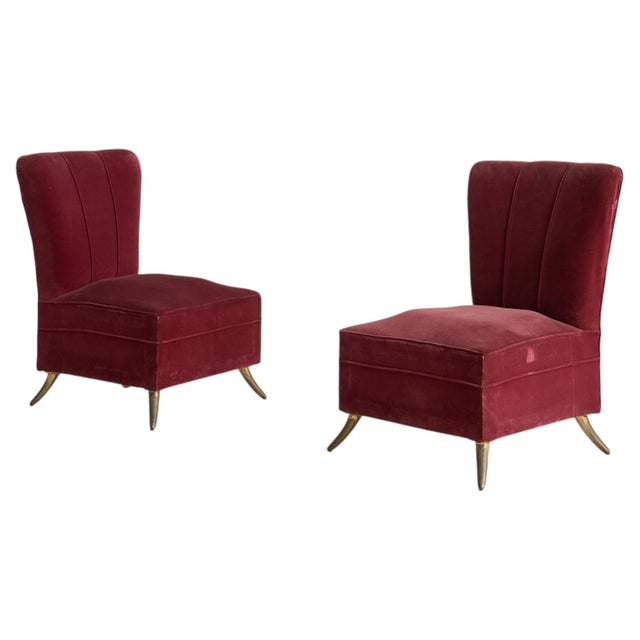 An Italian accent chair in the manner of Guglielmo Veronesi, from the 1950s. Upholstered in rich red velvet, the chairs...