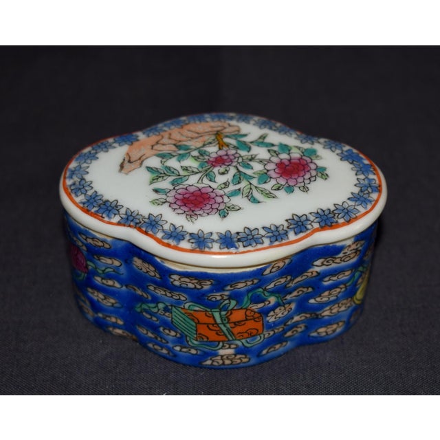 Japanese Porcelain Ware Trinket Box Vintage Painted Floral Lidded Multi Lobe 50s For Sale - Image 13 of 14