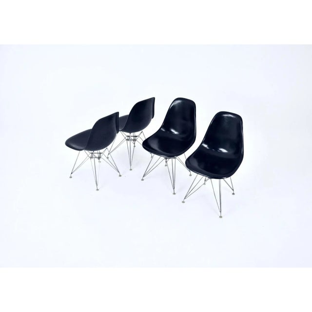 Set of 4 fiberglass chairs in midnight blue color. Stamped Herman Miller (see photo). These are the Eiffels feet. Seat...