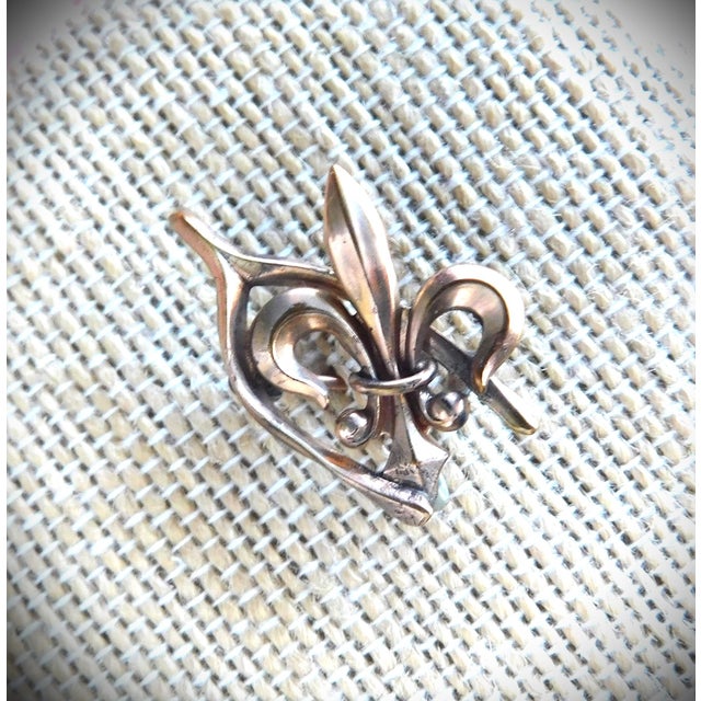 Gold Antique Victorian Gold-Filled Fleur De Lis and Wishbone Watch Pin For Sale - Image 8 of 8