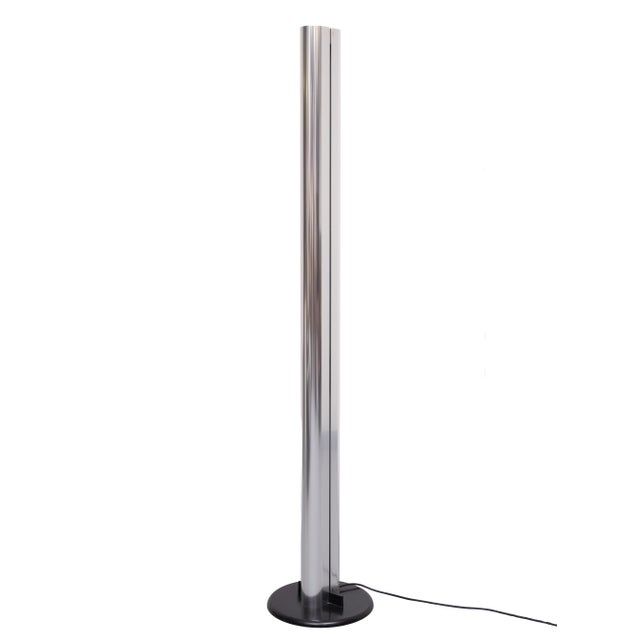 1970s Megaron floor lamp by Gian Franco Frattini for Artemide. This truly striking floor lamp has a round black lacquered...