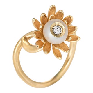 Diamond in Pearl Flower Ring Vintage 14k Yellow Gold Estate Fine Jewellery size 7.5 For Sale